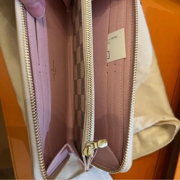 Louis Vuitton Clemence  Wallet in Damier Azur Rose Ballerine on the inside. EUC - Picture 9 of 12